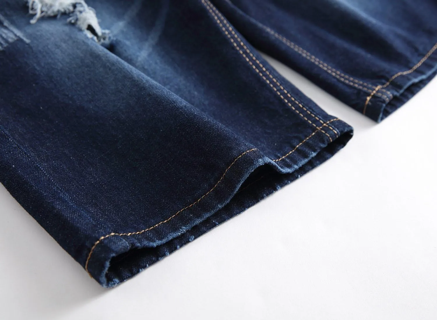 chouyatou Men's Classic Fit Stylish Distressed Straight Leg Ripped Denim Shorts