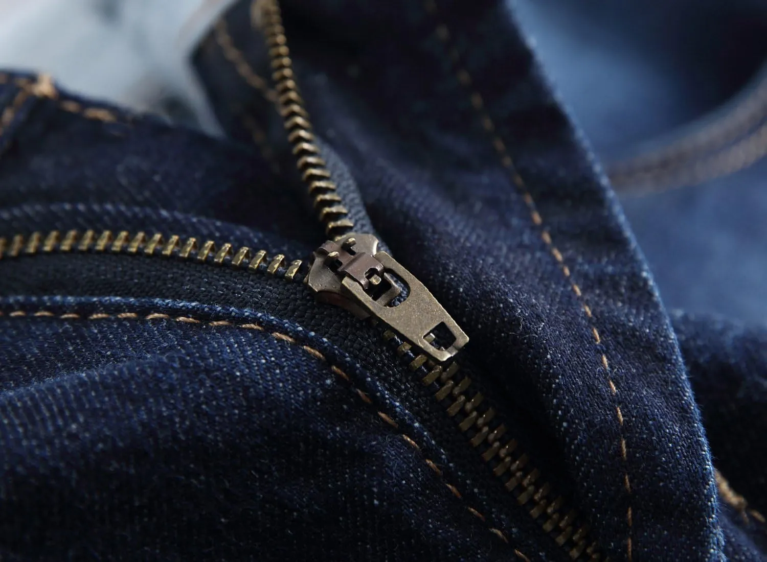 chouyatou Men's Classic Fit Stylish Distressed Straight Leg Ripped Denim Shorts