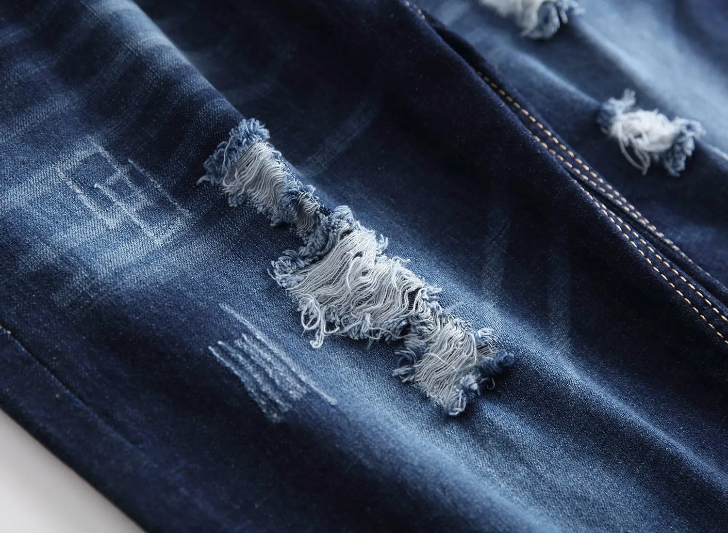 chouyatou Men's Classic Fit Stylish Distressed Straight Leg Ripped Denim Shorts