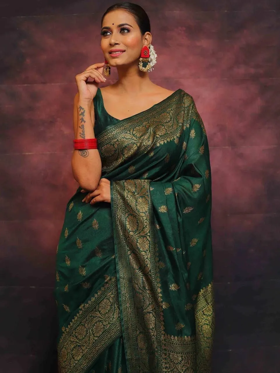 Serendipity Dark Green Soft Silk Saree With Demesne Blouse Piece