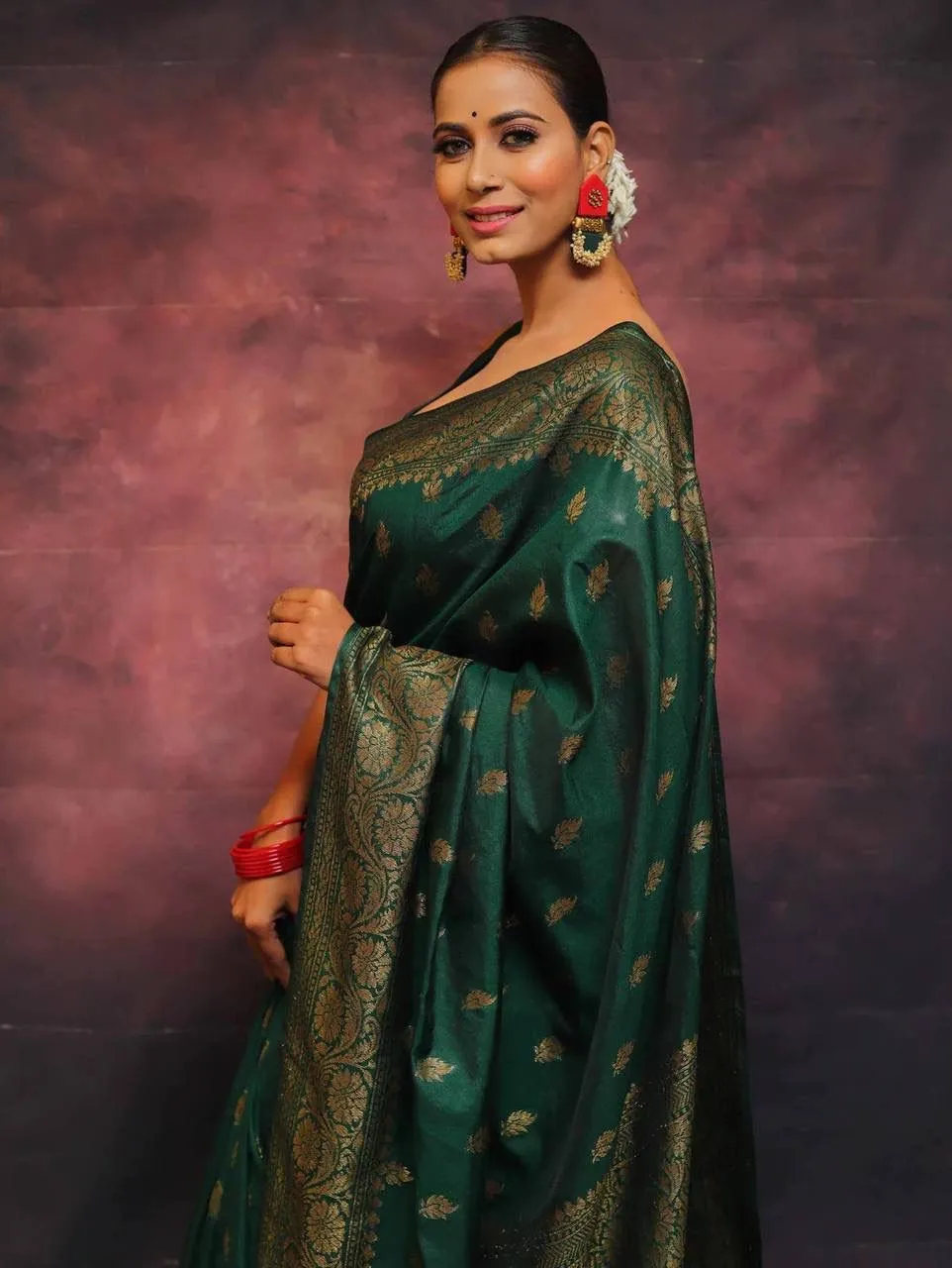 Serendipity Dark Green Soft Silk Saree With Demesne Blouse Piece